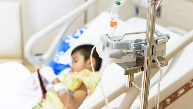 EU registra récord de hospitalizaciones infantiles por COVID-19