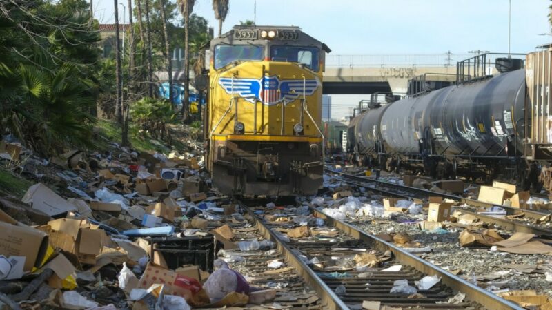 El gobernador Newsom ofrece frenar robos de trenes de carga en LA