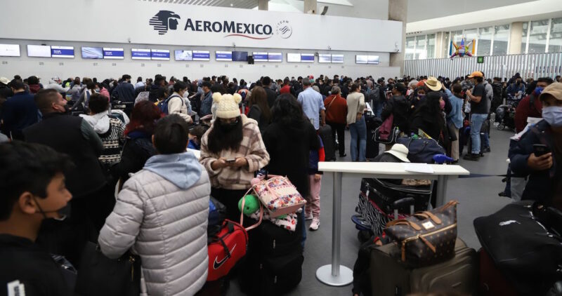 Video: Caos en el Aeropuerto Internacional de la Ciudad de México por COVID