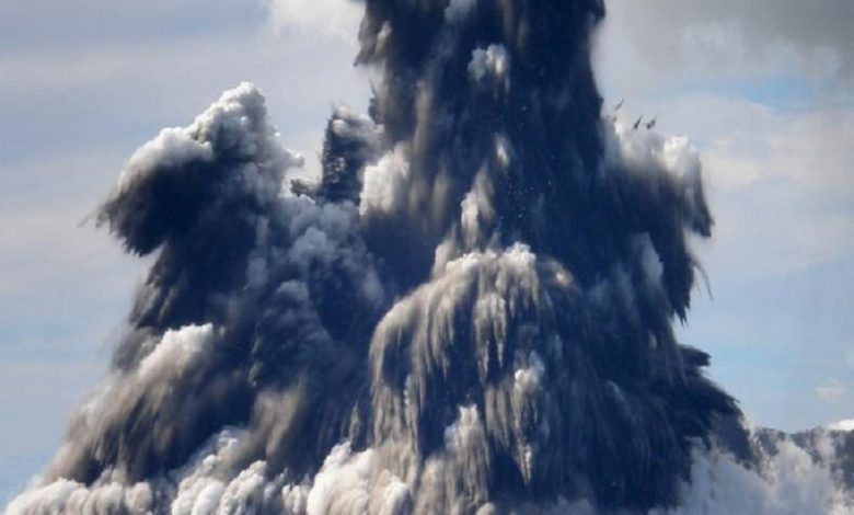 Videos: Emiten alerta de tsunami en la costa oeste de EU por la erupción de un volcán submarino en el Pacífico Sur