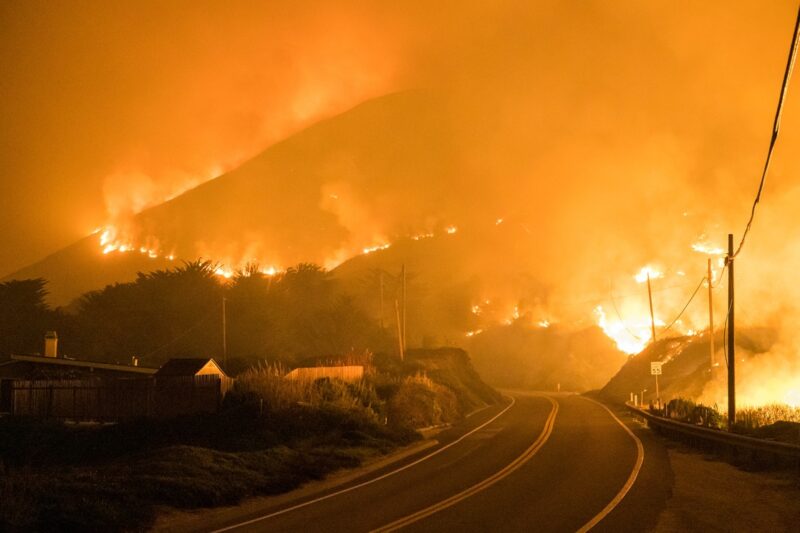 Incendio cerca de Big Sur, California, obliga a evacuaciones