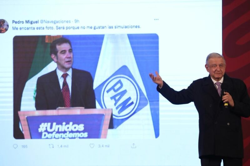 Video: Critica AMLO presencia de Lorenzo Córdova, del INE, con diputados del PAN cuando debe ser imparcial. Lo bueno, dice, es que ya no hay simulación