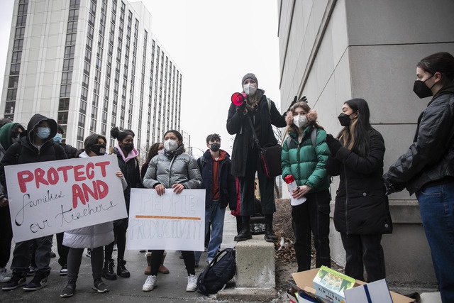 Protestan estudiantes de Chicago; piden clases en línea