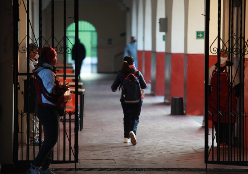 Reportan casos de coronavirus en 500 escuelas de la Ciudad de México