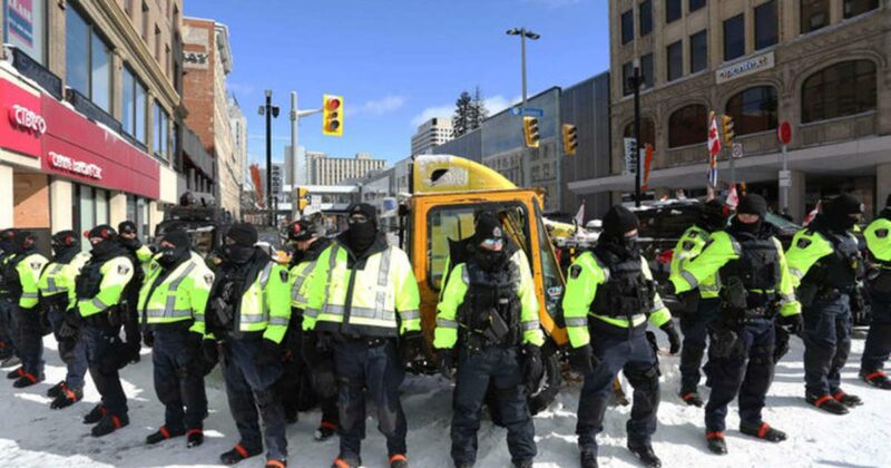 Contemplan dar poderes excepcionales al gobierno de Trudeau para sofocar a manifestantes antivacunas. Siguen los arrestos