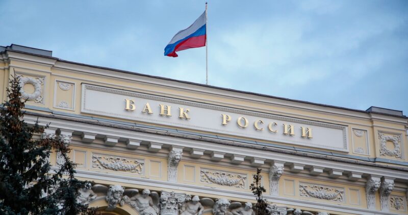 EU endurece sanciones a Rusia: prohíbe operar con su Banco Central y congela activos
