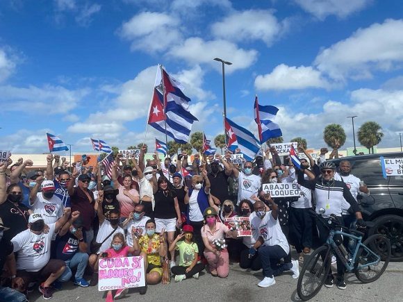 Caravana contra el bloqueo a Cuba en Miami