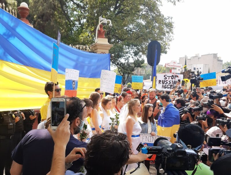 Video: Protestan ucranios frente a la Embajada de Rusia en la Ciudad de México