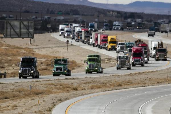 Camioneros inician travesía de California a Washington DC para protestar contra restricciones por Covid