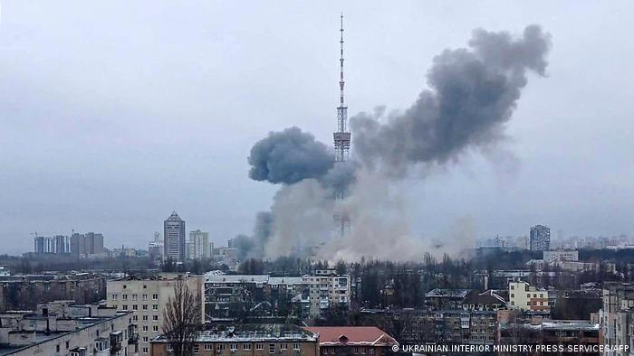 Rusia ataca la torre de televisión de Kiev tras advertir a los civiles que abandonaran sus hogares