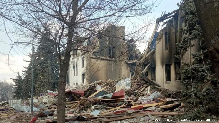 Bombardeó ruso a un teatro en Mariúpol mata a 300 personas que allí se refugiaban, denuncia Ucrania