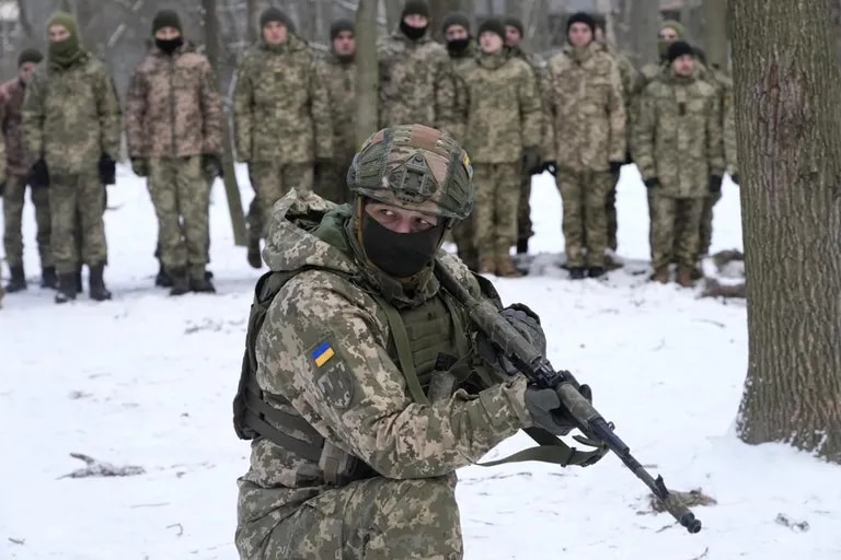 La OTAN decidirá mañana si aumenta tropas en su flanco oriental europeo; ya tiene 40 mil soldados en países cercanos a Ucrania