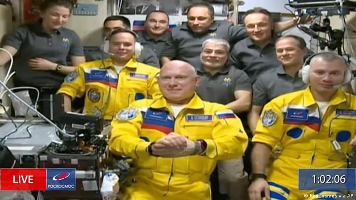 Video: Astronautas rusos llegan a Estación Espacial Internacional con los colores de Ucrania