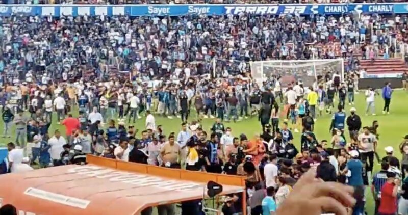 Videos: En Querétaro, riña tumultuaria jamás vista en un estadio de futbol mexicano: 22 heridos, dos de gravedad