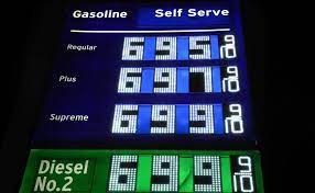 Propone el gobernador Newsom dar tarjeta de débito con 400 dólares a propietarios de vehículos para paliar los altos costos de la gasolina, los más caros del país