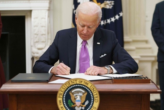 Biden promulga ley que declara el linchamiento como crimen de odio