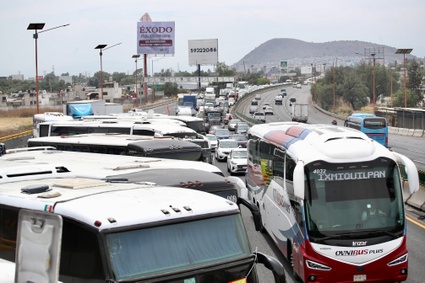 Transportistas se reúnen con autoridades; piden resultados en un mes
