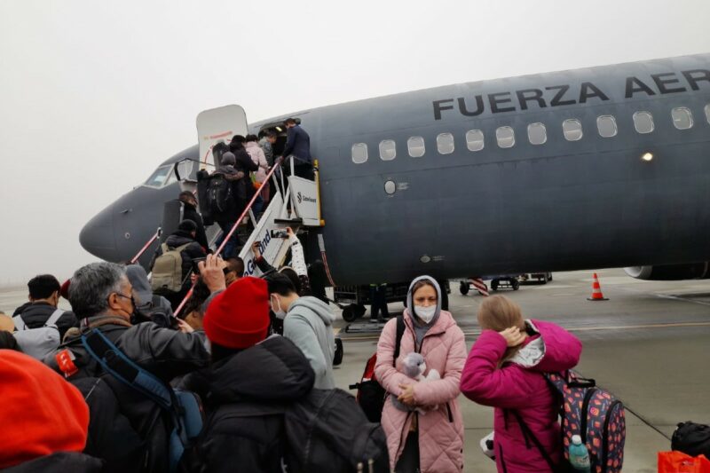 Llegaron a México los 81 connacionales que vivían en Ucrania, a bordo de un avión de la FAM. La invasión rusa les rompió la vida