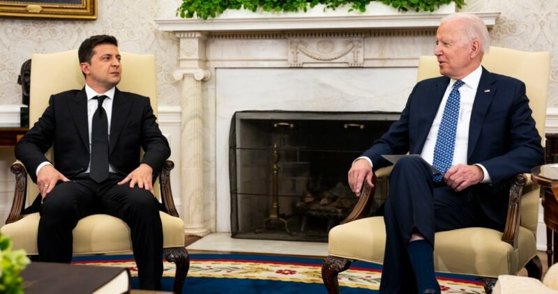 Zelensky habla con Biden sobre Rusia y llama a “detener al agresor lo antes posible”