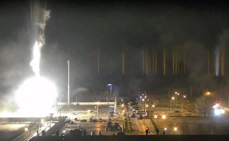 Videos: Rusia bombardeó la central nuclear de Zaporiyia, la más grande de Europa. Controlado el incendio