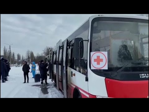 Videos: Miles huyen de Ucrania entre bombardeos rusos