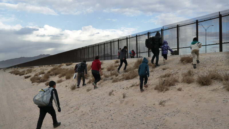 Cifra récord: 221 mil migrantes detenidos en marzo por EU en la frontera con México