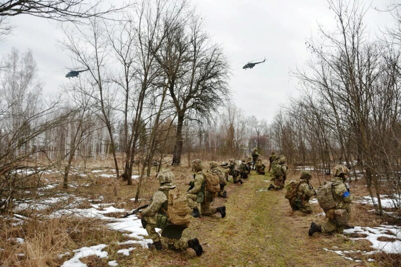 EU enseña a militares ucranianos cómo usar la artillería que envió a Kiev