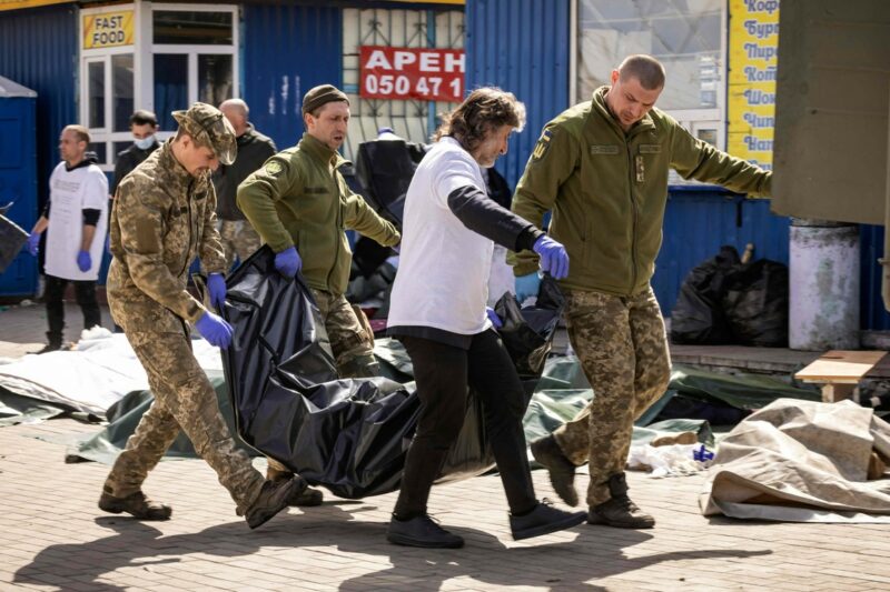 Bombardeo a estación de trenes en Ucrania deja 52 muertos y 100 heridos