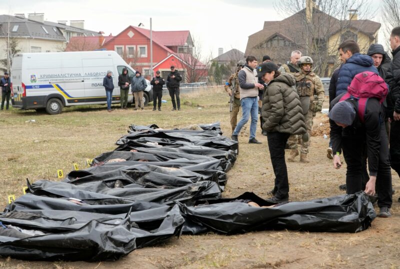 Ucrania reporta más de mil 200 cadáveres en Kiev, tras ocupación rusa. Hallan nueva fosa común con docenas de civiles en la región de Kiev 