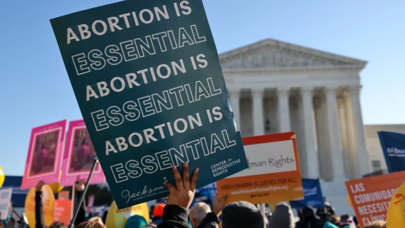 El derecho de una mujer a elegir es fundamental, afirma Biden sobre el aborto