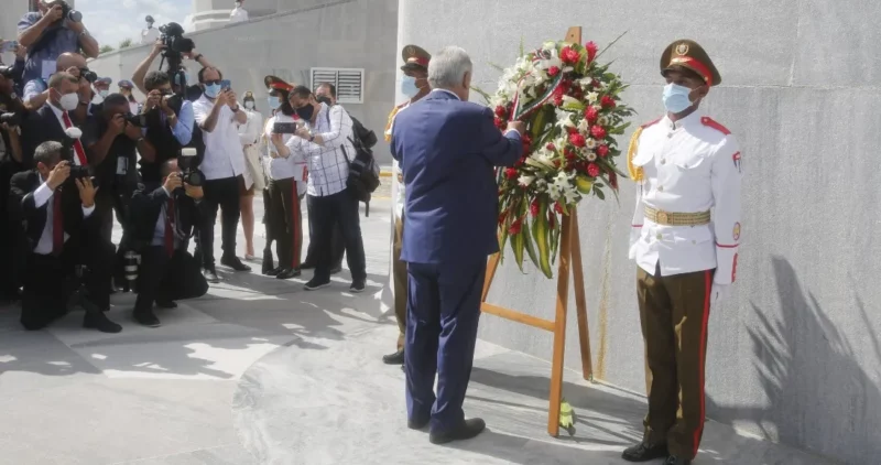 Video: AMLO deposita ofrenda floral en el Monumento a José Martí en La Habana