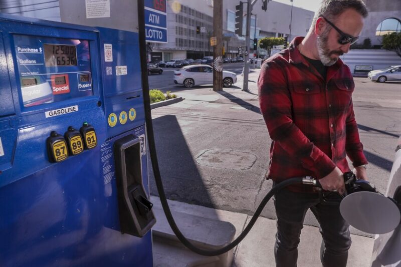 El galón de gasolina en Los Angeles ascendió a 5.89 dólares, de los más altos del país