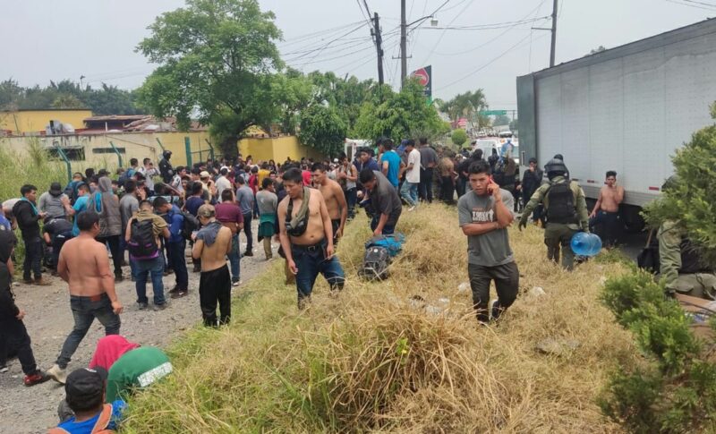 Rescatan a 310 migrantes que viajaban en un tráiler en Veracruz