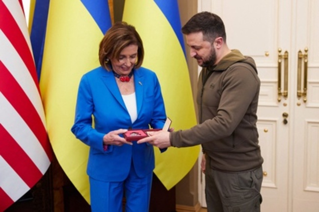 Pelosi expresa solidaridad “inequívoca” de EU en visita sorpresa a Kiev