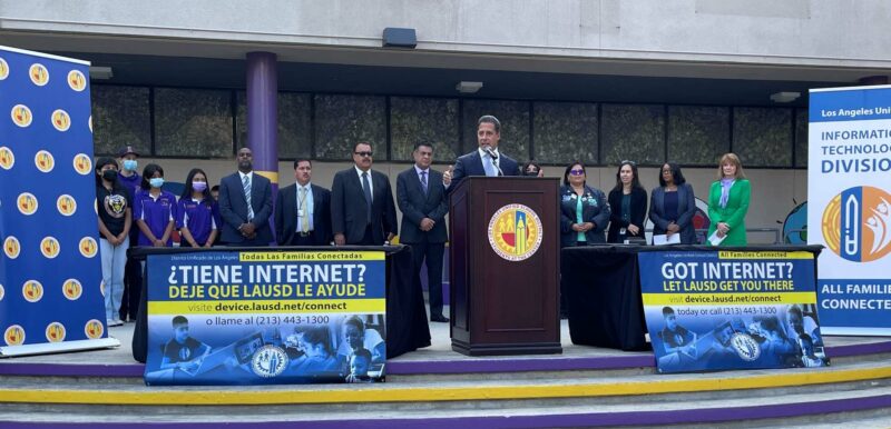 Acceso gratuito a internet de alta velocidad a familias necesitadas de alumnos del distrito escolar, anuncia Carvalho