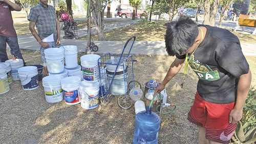 Calvario de habitantes de NL en busca de un poco de agua. Municipios de la zona conurbada de Monterrey, con casi una semana sin suministro