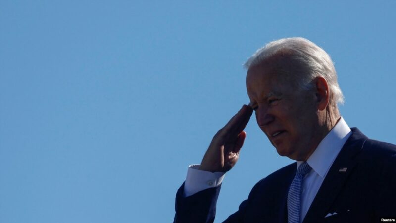 El Presidente Biden convierte en ley el proyecto que restringe el uso de armas