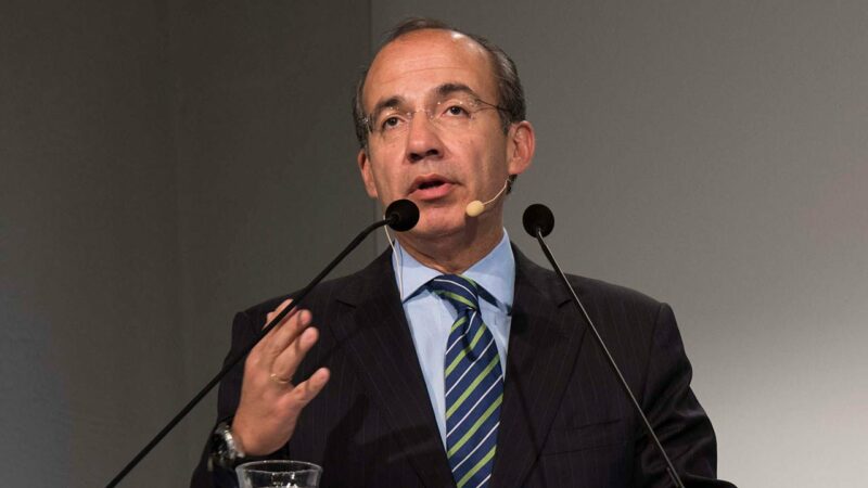 “El dinero se lo mandan a otro Presidente”, responde Calderón a críticas de AMLO