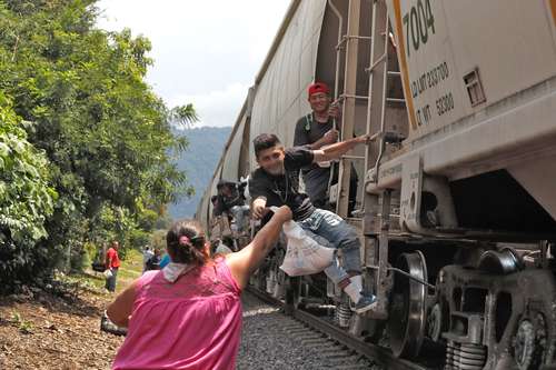 Las Patronas, 27 años de compartir, de ayudar desde las vías del tren o en un albergue a migrantes, a quienes dan alimento, ropas, cobijas y conocen sus cuitas