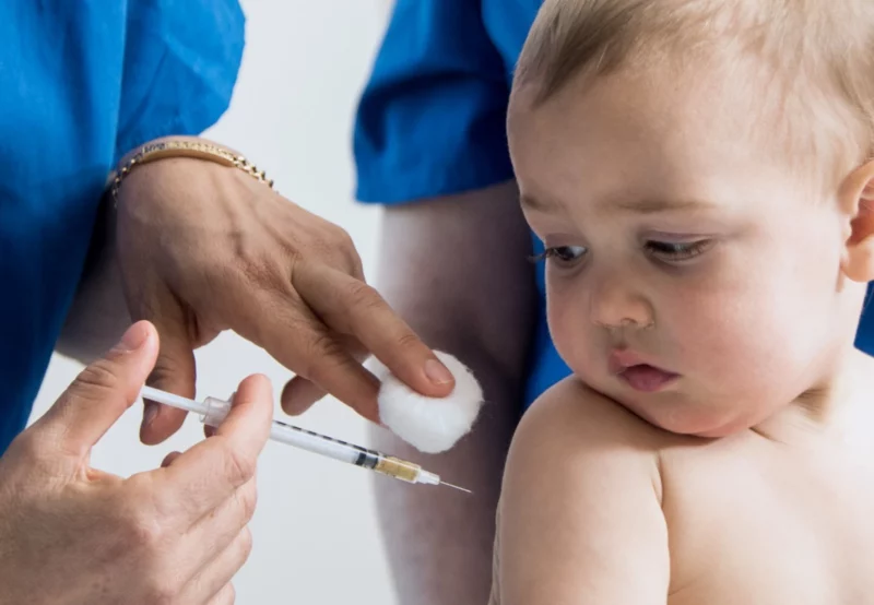 Autoriza EU vacunas Pfizer y Moderna para bebés y niños pequeños
