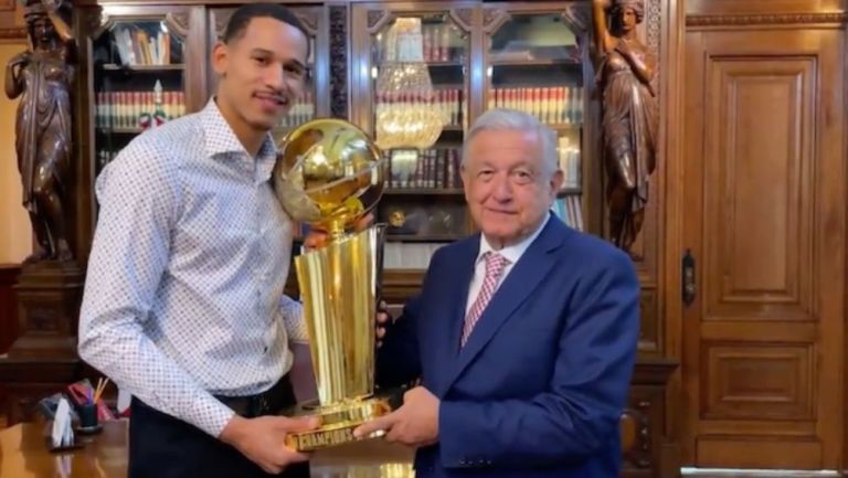 Video: AMLO recibió a Juan Toscano, campeón de la NBA con el Golden State de San Francisco
