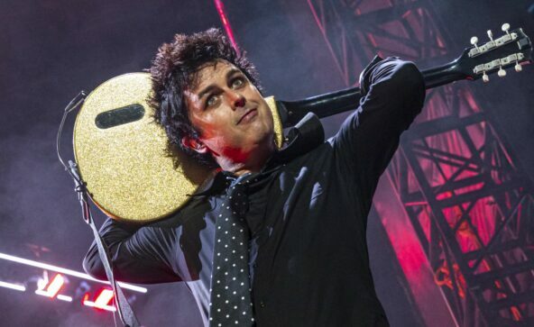Billie Joe Armstrong, líder de Green Day, renuncia a su ciudadanía de EU en protesta por cancelación del derecho al aborto