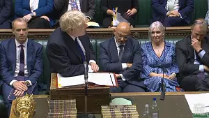 Boris Johnson se niega a dimitir pese al abandono de dos ministros
