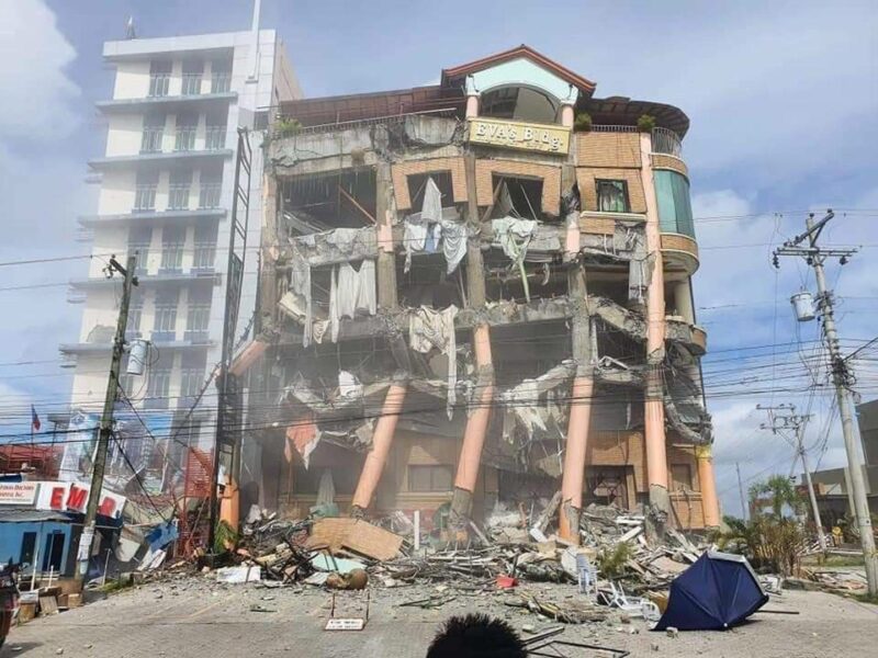 Video: Terremoto de magnitud 7,3 sacude Filipinas: causa daños a edificios históricos y provoca una evacuación masiva
