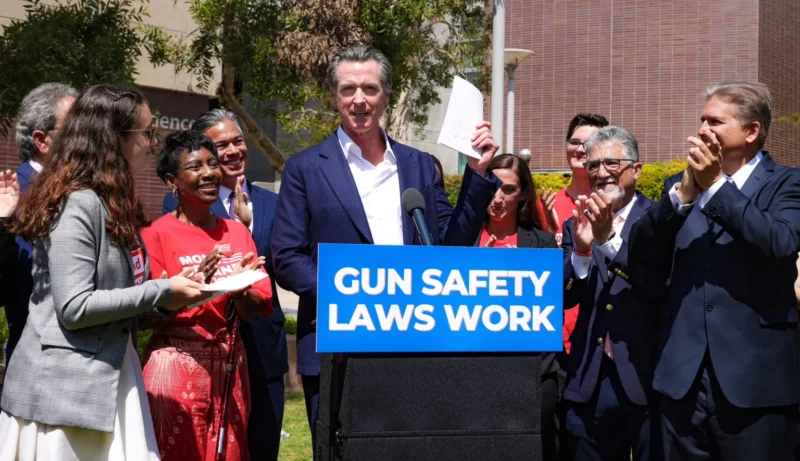 El gobernador Newsom firma legislación que permite a ciudadanos demandar a fabricantes de armas ilegales como rifles de asalto