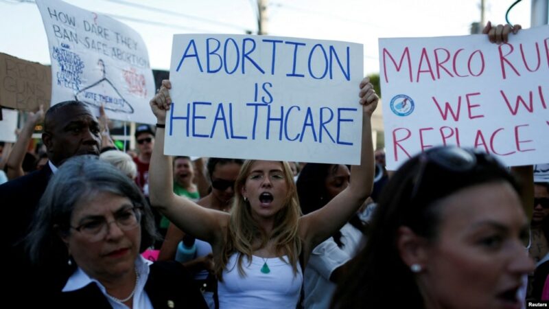 Analiza Biden declarar emergencia sanitaria por prohibición del aborto