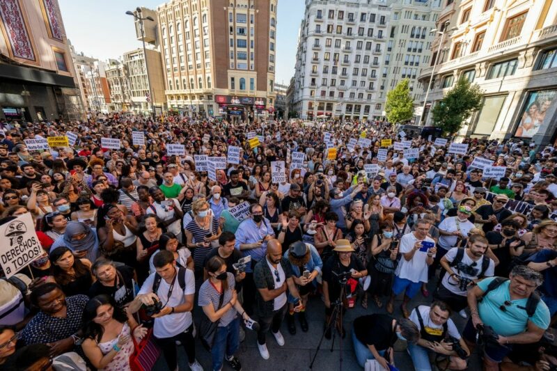 Protestan en 60 ciudades de España contra violencia migratoria