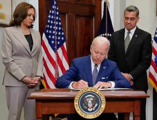 Biden firma orden ejecutiva para permitir el aborto