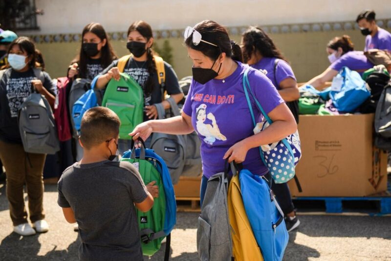 Distribuyen gratuitamente mochilas, útiles escolares y comida en julio y agosto en LA