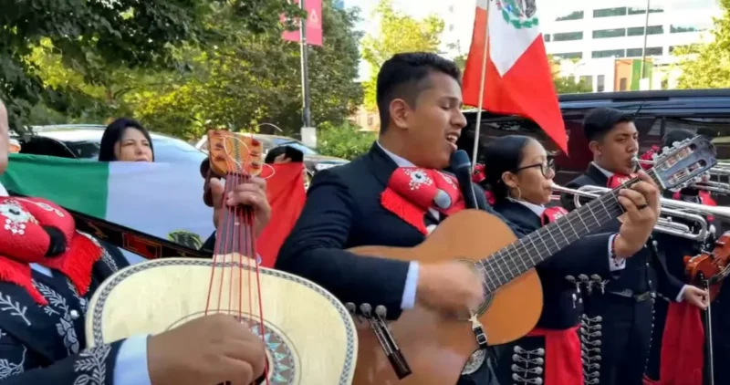 Videos: Migrantes mexicanos llevan serenata a AMLO afuera de su hotel en Washington. Con mariachi cantaron “Viva México”, “Cielito Lindo”, entre otras